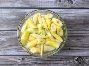 将切好的竹笋放入淡盐水中浸泡一会儿。