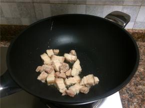 放入五花肉煸出油，且肉表面微微发黄。