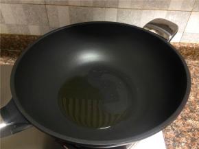 热锅倒油烧至六成热。