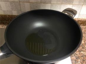 热锅倒油烧至六成热。
