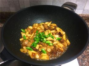 倒入适量生抽和盐翻炒10秒，最后放入青椒翻炒10秒即可出锅。