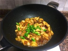 倒入适量生抽和盐翻炒10秒，最后放入青椒翻炒10秒即可出锅。