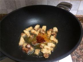 放入豆瓣酱翻炒10秒。