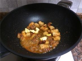 放入大蒜和生姜翻炒10秒。