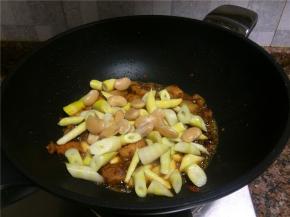 放入竹笋翻炒20秒。