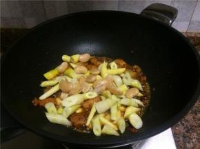 放入竹笋翻炒20秒。