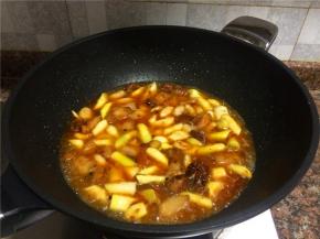 倒入适量清水煮开，火稍微关小一点煮至汤汁浓稠。