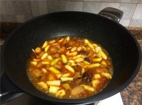 倒入适量清水煮开，火稍微关小一点煮至汤汁浓稠。