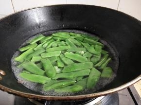 放入梅豆烫熟