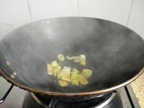 热锅入油，油热入作料