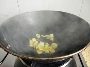 热锅入油，油热入作料
