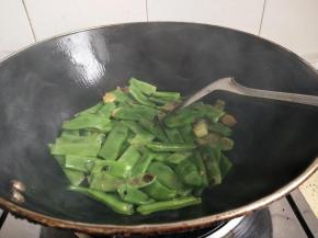 再加入梅豆翻炒