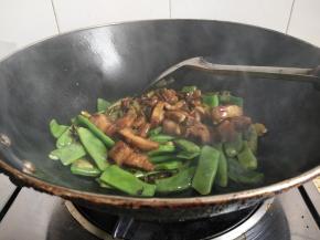 加入五花肉翻炒