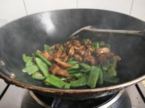 加入五花肉翻炒