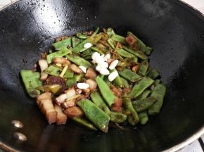 加入蒜片