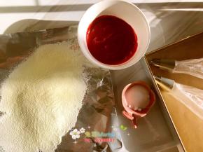 7.奶粉淀粉过筛在纸上。细砂糖准备好，裱花嘴套好，烤盘上油布铺好。
