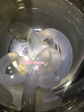 1. 肠衣买回家，你打开袋子的时候，肠衣上是有很多盐的，然后肠衣用多少洗多少，我这一斤肉就用了1根肠衣。肠衣直径我买的20㎜的。拿出来一根，其余的放入冰箱冷藏。准备好的肠衣用水洗去表面的盐，之后用干净水泡一会，然后把肠衣其中一头扒开，对着水龙头的嘴，让清水灌入，多冲洗几次备用。