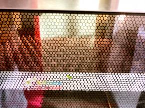 20.之后送入烤箱中层，上下火90°，70分钟。如果没熟，底部软，可以在调低温度，上下火70度，在烤至熟透。烤好的溶豆，是可以轻松从油布上取下的。