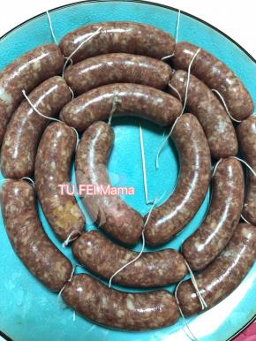 15. 之后用棉线打结，做出你理想肉肠的长度，我是大概每5㎝打个结做一根小肠，大家随意，一共做出16根肠。
