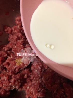 7. 搅拌好的水淀粉分次，一点点加入肉馅里。