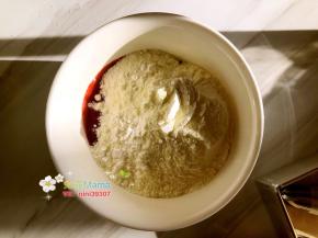 8.过筛在锡纸上的奶粉淀粉，倒入草莓碗中。
