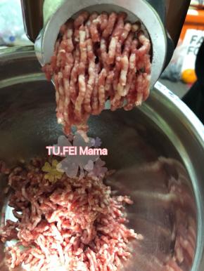 2. 准备好的牛肉切成小块儿。用厨师机绞成肉馅。［没有厨师机的绞肉机也行，在不然买肉的时候让人家帮你直接绞好也可以］