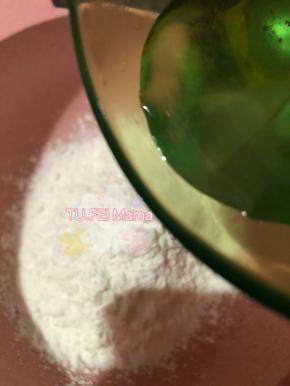 6. 调试水淀粉。准备好的淀粉里，倒入饮用水45克，搅拌溶解。