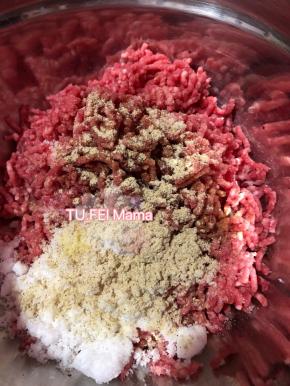 4. 绞好的肉馅里放入盐，糖，五香粉，酱油。