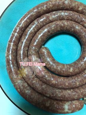 14. 肉馅灌好后，最后的尾部需要打结。打结的时候这个结不要跟肉紧紧贴合，让这个结跟肉的尾部有点距离。