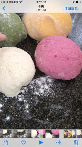 将发酵好的面团，按压排气，再醒发20分钟