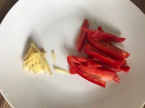 红椒洗净去籽切丝，姜洗净切丝