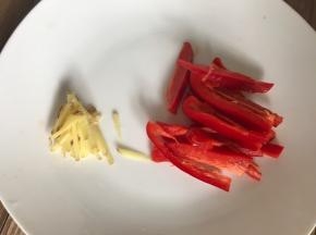红椒洗净去籽切丝，姜洗净切丝