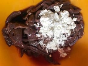 洗净沥水后，加入料酒和淀粉抓匀，腌制一会