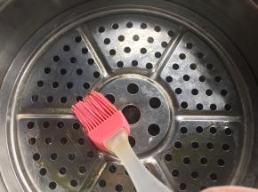 蒸锅刷一层油