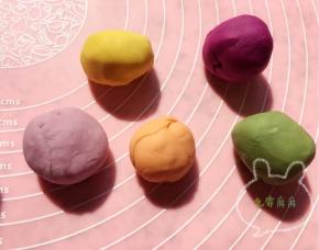 5. 说下这个彩色的面团，我不是用汁和的面，我是用这5种蔬菜，水果的泥和的面。我拿南瓜举例子，其他的泥类似不重复说了。南瓜蒸熟，用勺子把南瓜挖出来到料理机里，适当的加点水，水量的多少就是能足够让料理机在工作中搅打的顺畅就好。打好的泥到去小碗里，备用。取适当的中筋面粉，到盆里。把南瓜泥一点点倒入，边倒边搅拌，直到揉成光滑的面团。之后面团密封起来醒发1个小时之后就可以做啦！