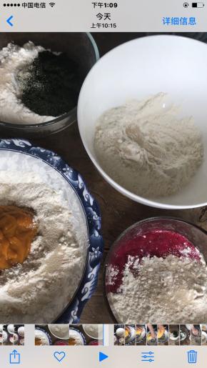 将三色果蔬泥分装三个容器，各加100克面粉，200克用来做白面团