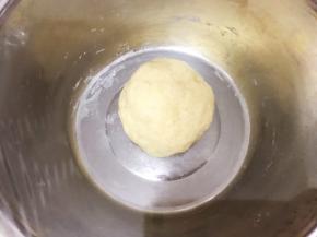 揉成光滑的面团后盖保鲜膜静置28分钟