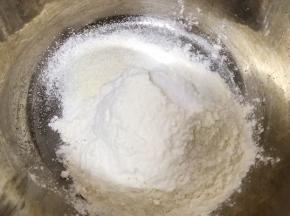 加入白糖和盐