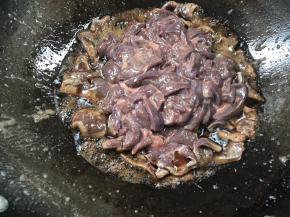 热锅烧油至六成热，放入猪肝