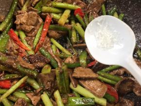 调入味精，炒匀即可