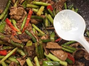 调入味精，炒匀即可
