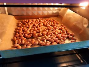 放入预热好的烤箱150度10分钟左右