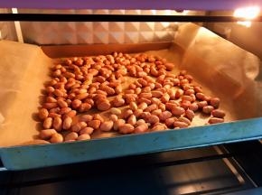 放入预热好的烤箱150度10分钟左右
