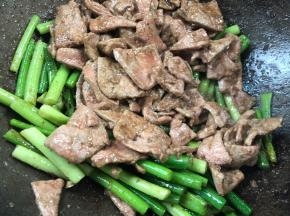 加入猪肝炒至出香味