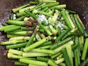 加入盐、胡椒粉炒匀