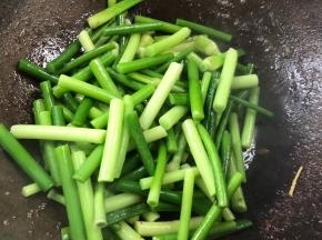 放入蒜苔炒匀