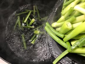 蒜苔切寸段，放入开水锅中煮沸腾