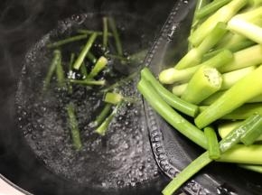 蒜苔切寸段，放入开水锅中煮沸腾