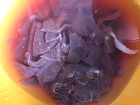 将猪肝切片，用清水浸泡出血污