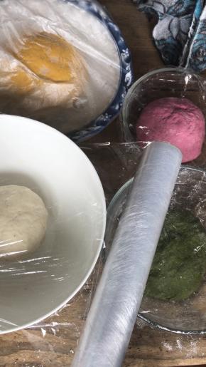 白面团加入适量清水揉成光滑面团，三色果蔬泥和面粉拌匀，也揉成光滑面团，盖上保鲜膜发酵至两倍大